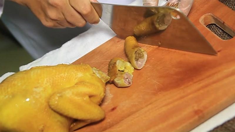 Cách chặt gà xếp nguyên con và tạo dáng gà cúng bàn thờ gia tiên ngày Tết