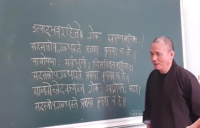 Hòa thượng Thích Nguyên Giác trong một giờ dạy Phạn ngữ cho Tăng Ni sinh viên Học viện Phật giáo VN tại TP.HCM - Ảnh: Phước Hiền