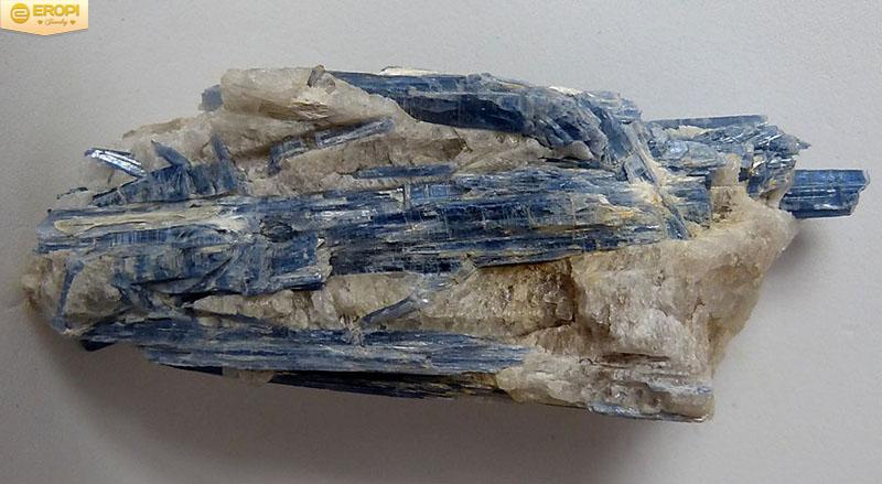 Kyanite là khoáng vật silicat xuất hiện nhiều trong các pecmatit hoặc đá trầm tích bị biến chất giàu nhôm.
