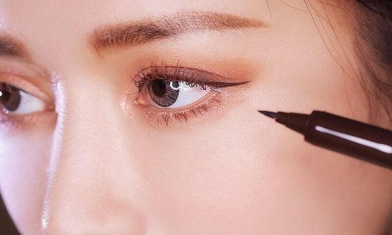 Kẻ mắt eyeliner là gì? Cách kẻ eyeliner tự nhiên tỏa sáng