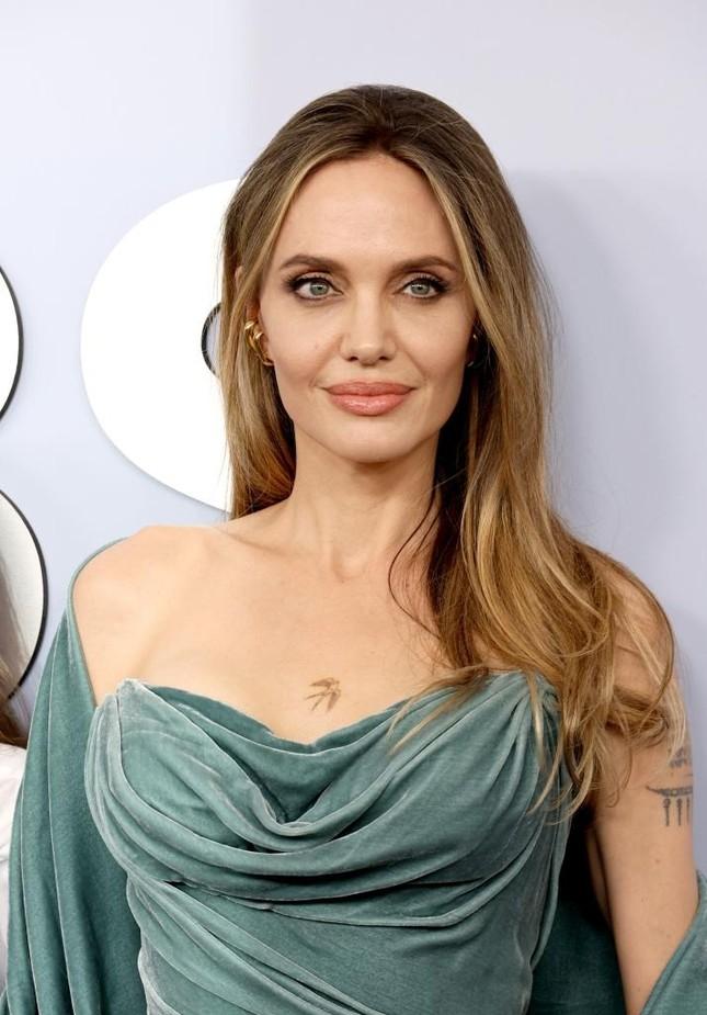 Angelina Jolie khoe hình xăm mới ở giữa ngực ảnh 1