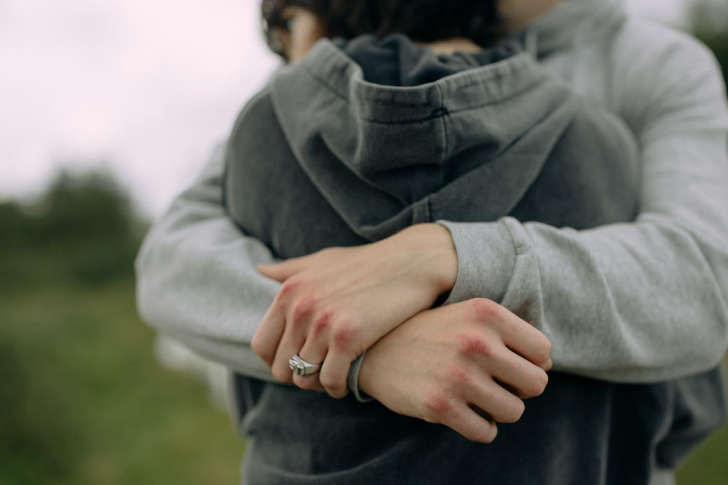 Top 12+ kiểu ôm và ý nghĩa của chúng giúp mối quan hệ tốt hơn