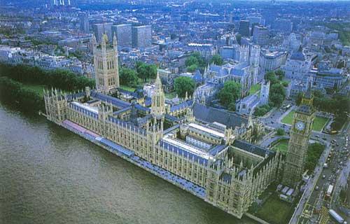 Cảnh chụp Đại sảnh Westminster hướng về Mái cổng St Stephen với tường xây thế kỷ 11 và mái nhà thế kỷ 14.