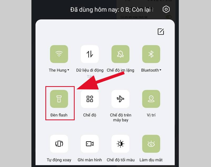 Vuốt màn hình từ trên xuống và chọn vào mục Đèn flash để bật