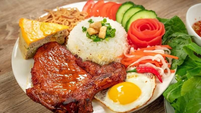 Một khẩu phần ăn đầy đủ của cơm tấm sẽ chứa khoảng 767 kcal