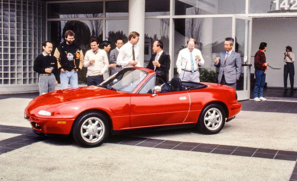 1989: Mazda MX-5 Miata ra đời.