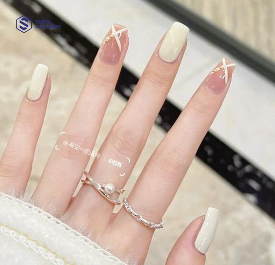 Một trong các mẫu nail tết màu trắng phù hợp với dịp Tết