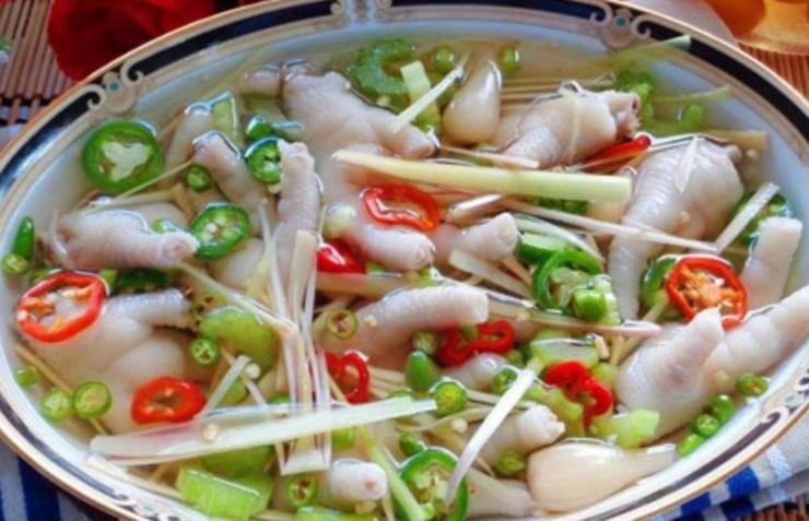 Chân gà ngâm sả ớt. Ảnh: bachhoaxanh