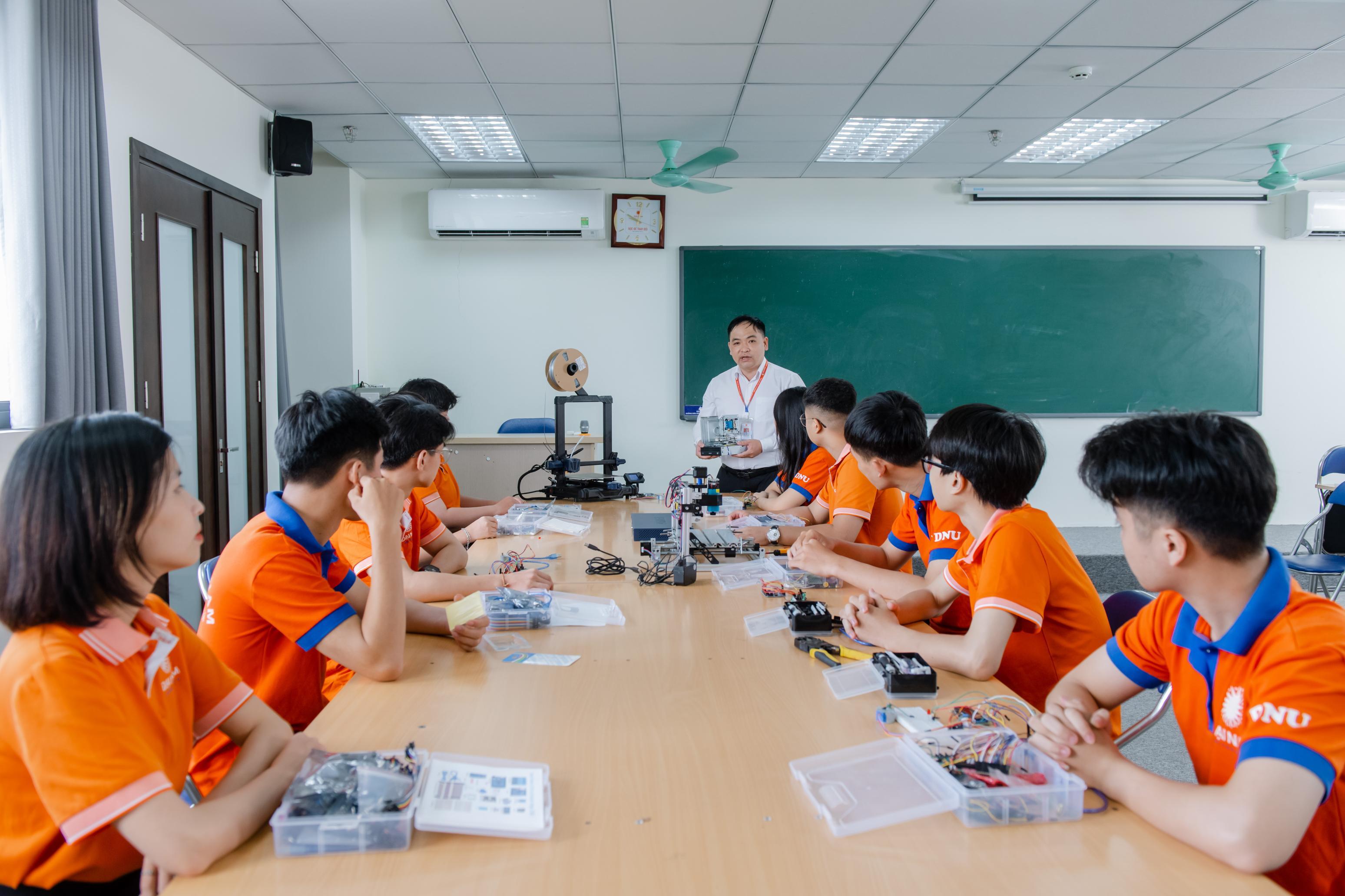 Học ngành Công nghệ kỹ thuật điện, điện tử ra trường làm gì, ở đâu, lương bao nhiêu?