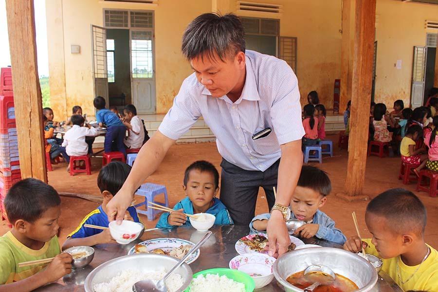 Nỗi lo con bán, nội trú: Quản sinh là nhân viên thời vụ, không "mô phạm"