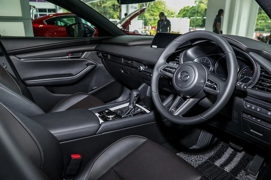 Thiết kế vô lăng và táp lô mazda 3 hatchback